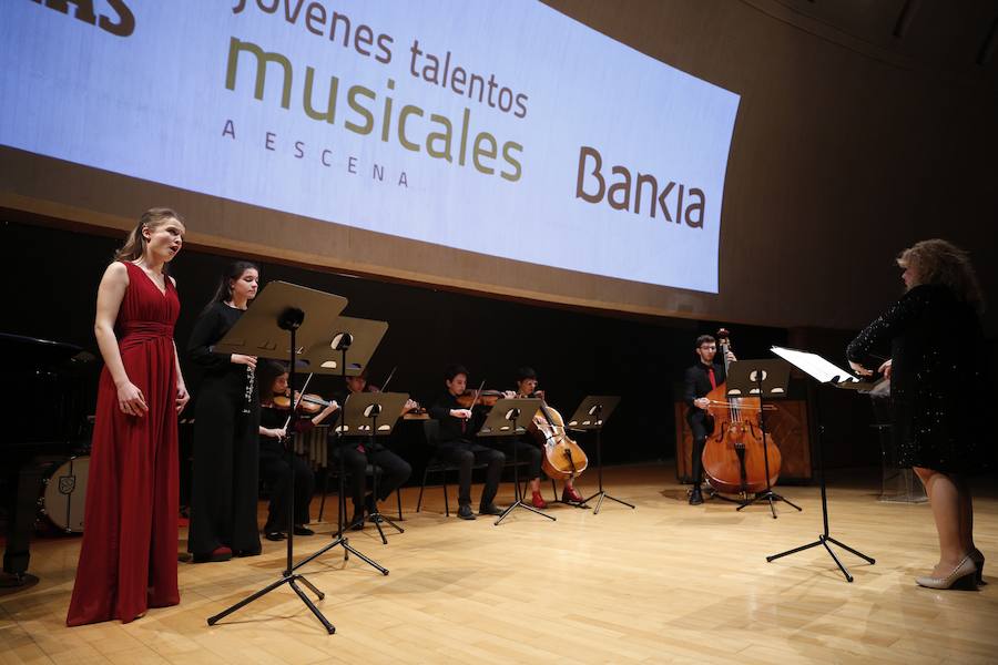 Treinta jóvenes valencianos ensayan en el Palau las obras que interpretarán bajo la batuta de la directora Mercedes Femenía. Esta iniciativa de LAS PROVINCIAS y Bankia busca visibilizar el talento