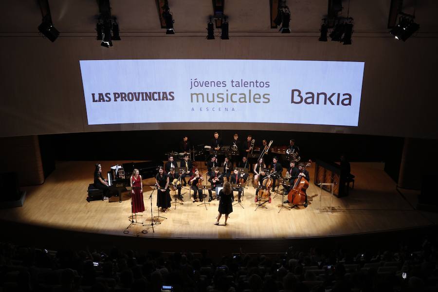 Treinta jóvenes valencianos ensayan en el Palau las obras que interpretarán bajo la batuta de la directora Mercedes Femenía. Esta iniciativa de LAS PROVINCIAS y Bankia busca visibilizar el talento
