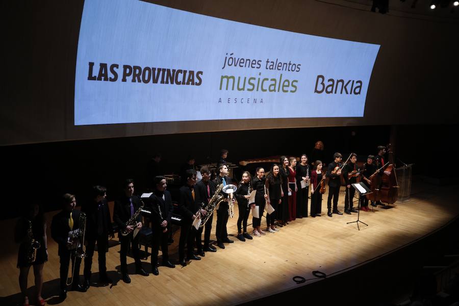 Treinta jóvenes valencianos ensayan en el Palau las obras que interpretarán bajo la batuta de la directora Mercedes Femenía. Esta iniciativa de LAS PROVINCIAS y Bankia busca visibilizar el talento