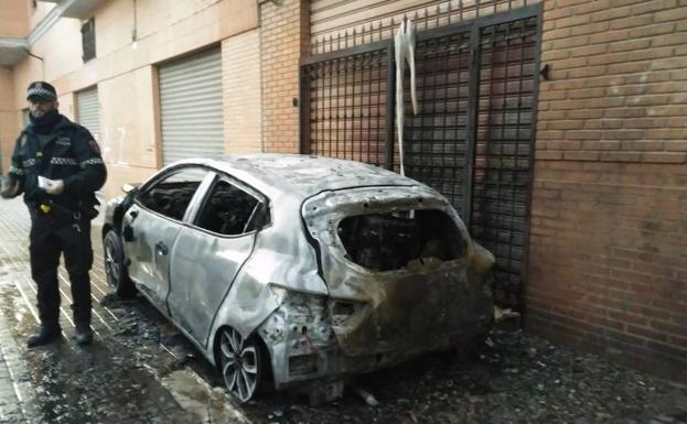 Desalojados 40 vecinos al arder un coche junto a un edificio de Benicalap