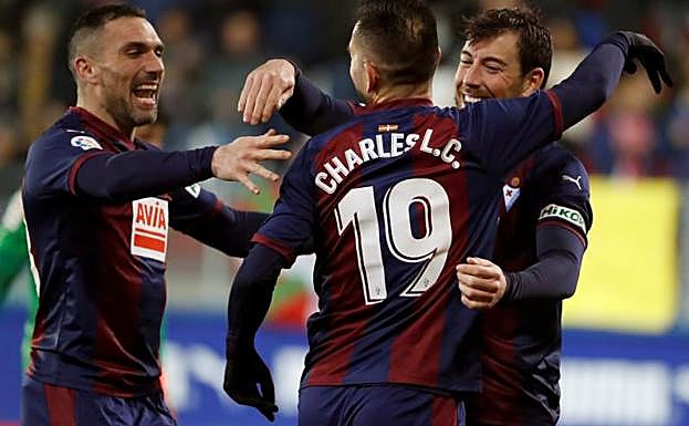 Charles celebrando su gol.