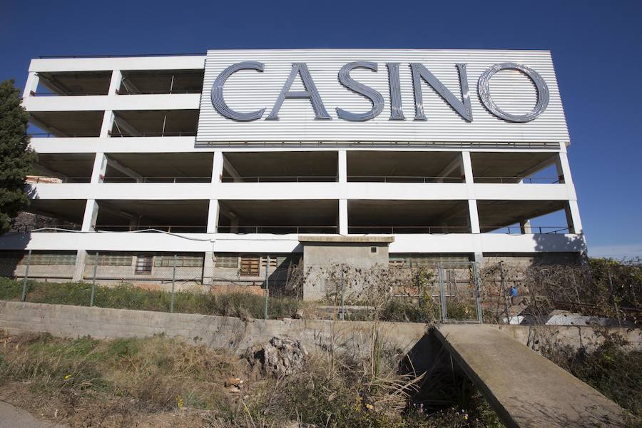 Tal día como hoy, 4 de febrero de 1979, abría sus puertas en Monte Picayo el segundo casino de España. Corrían los tiempos de la Transición política y la ley del juego acababa de aprobarse. El propietario del hotel de lujo, el empresario valenciano Jesús Gómez Escardó, consiguió la licencia para abrir un local de ocio y se embarcó en la empresa. Cuarenta años después poco queda del esplendor de antaño.