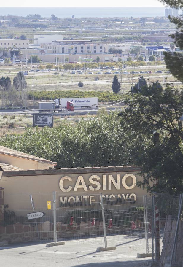 Tal día como hoy, 4 de febrero de 1979, abría sus puertas en Monte Picayo el segundo casino de España. Corrían los tiempos de la Transición política y la ley del juego acababa de aprobarse. El propietario del hotel de lujo, el empresario valenciano Jesús Gómez Escardó, consiguió la licencia para abrir un local de ocio y se embarcó en la empresa. Cuarenta años después poco queda del esplendor de antaño.