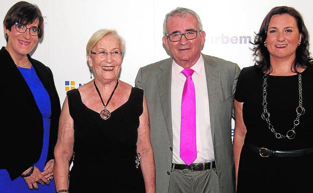 Vicenta Orduña y José Pastor, con sus hijas Marisol y Tina.