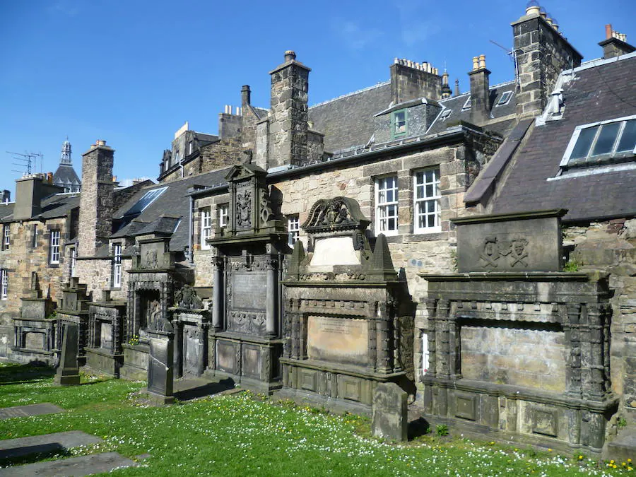 Cementerio Greyfriars (Escocia) | Situado en Edimburgo, es uno de los cementerios con más fama de 'embrujado' del mundo, aunque su reputación no surgió hasta hace poco a pesar de que existe desde hace cinco siglos. Fue en la década de 1990 cuando las historias de asaltos misteriosos y encuentros paranormales comenzaron a registrarse en este lugar, en el que se ofertan hasta visitas guiadas nocturnas. 