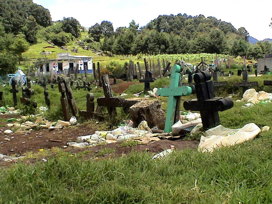 Cementerio Chamula (México) | Estaba destinado a ser una iglesia católica en 1960, pero la zona acabó siendo utilizada por los chamanes para sus rituales. Por ejemplo, se solían hacer ceremonias de 'curación' con gallinas y se empleaban distintos tipos de cruces para diferenciar los difuntos: las negras eran para las tumbas de los adultos, las verdes y azules para los adolescentes y jóvenes y las blancas para niños y bebés. 