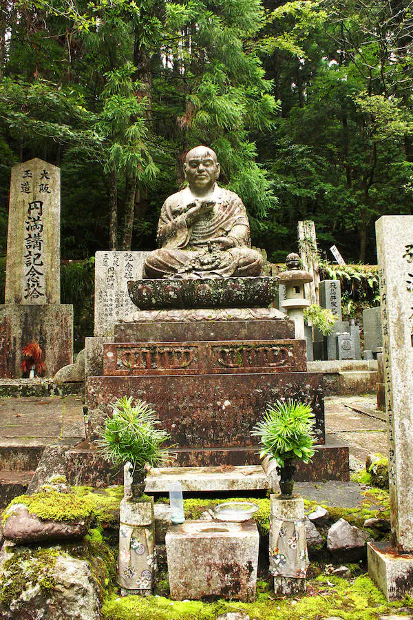 Cementerio Okuno-in (Japón) | Este lugar carga con un espeluznante leyenda: al parecer, Kobo Daishi, el fundador del budhismo Shingon está enterrado aquí, y renacerá junto a sus seguidores. Por eso la escuela budista shingon de Okunoin cree que ya no hay muertos en el cementerio, solo espíritus a la espera de ser devueltos a la vida.