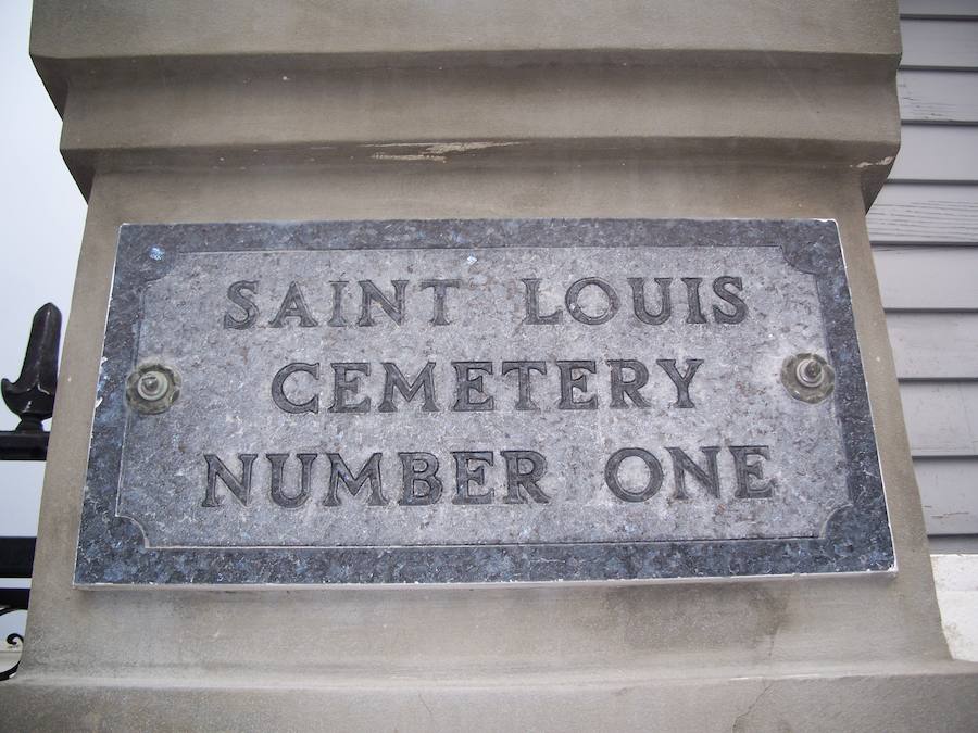 Cementerio St. Louis No. 1 en Nueva Orleans | Es el más antiguo de toda Nueva Orleans, construido en 1789. Hay en él una cripta especial, la de la familia Glapion, en la que yacen los restos mortales de Marie Laveau, más conocida como 'la reina del vudú'. Tuvo de clientas a las damas más importantes de Nueva Orleans y su historia ha sido muy recurrente en el cine y literatura, como en la temporada 'Coven' de la serie American Horror Story.