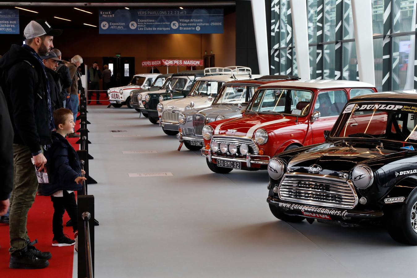 La exposición Retro Mobile muestra en París algunos de los coches clásicos más legendarios. Mercedes, Rolls Royce, Citröen y los Minis en su 60.º aniversario son algunos de los automóviles que se exhiben. El salón estará abierto hasta el 10 de febrero de 2019. 