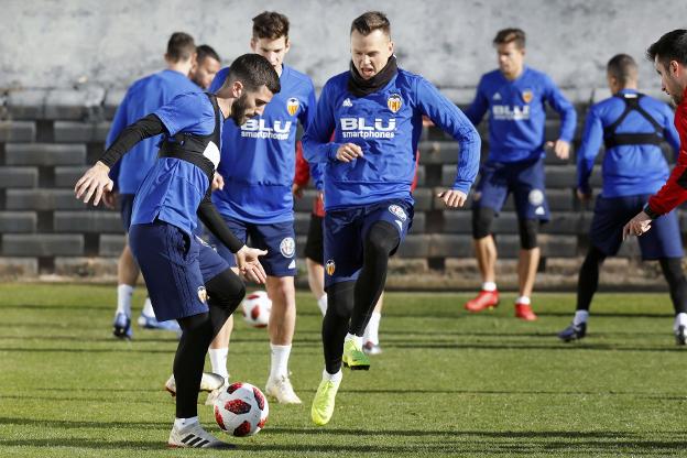 Gayà y Cheryshev ya trabajaron ayer con el grupo. 