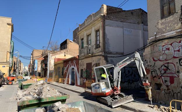 Obras de reurbanización de la calle San Pedro, ayer. 