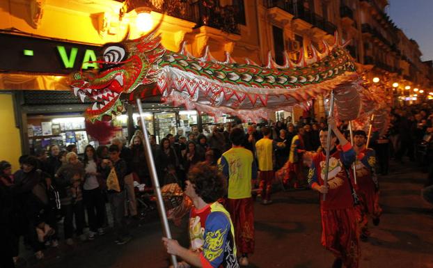 Una cabalgata recorre este sábado Valencia para dar la bienvenida al Año Nuevo Chino. 