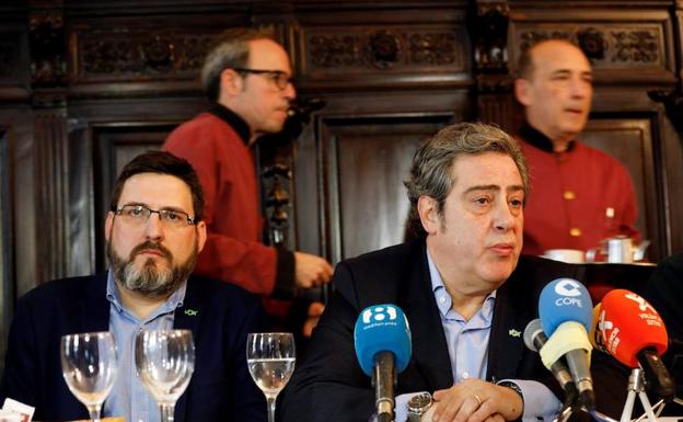 El presidente provincial de VOX Valencia, Jose María Llanos (d), y el vocal de comunicación, Vicente Gil, durante el desayuno informativo ofrecido esta mañana en el Casino de Agricultura. 