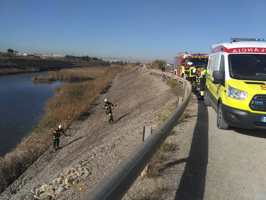 Fotos: Los bomberos rescatan a un hombre que había caído al barranco del Carraixet