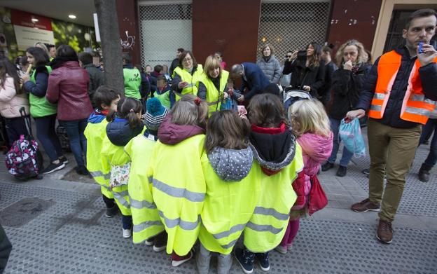 Un grupo de escolares del colegio San Juan de Ribera, ayer en la protesta. 