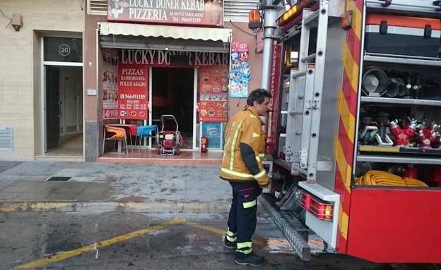 Un fuego provoca daños en un establecimiento de comida en Moraira