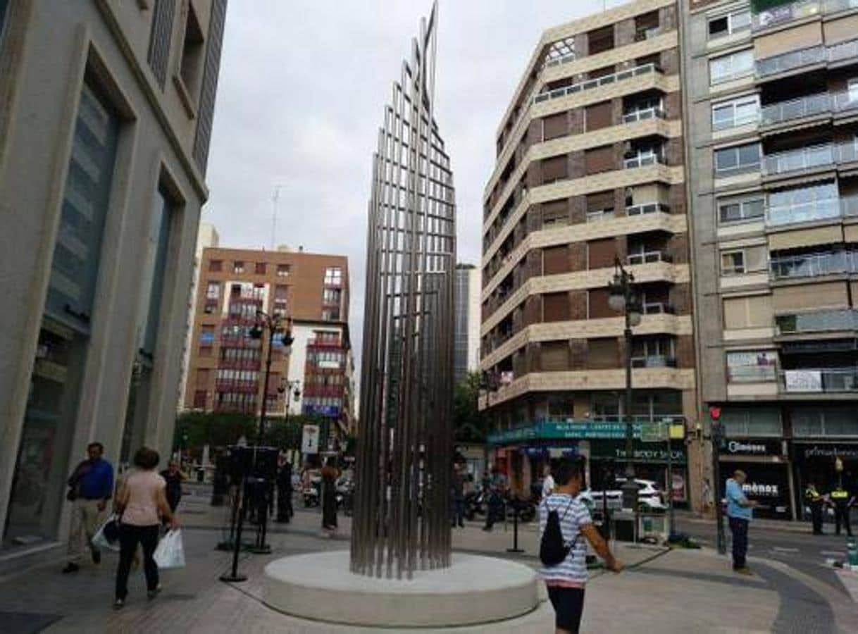 Escultura de Alfaro en la calle Colón. Esta escultura firmada por el artista Andreu Alfaro se encuentra en una de las zonas más transitadas de la ciudad, entre la calle Colón, Sorní y Jorge Juan. La pieza 'Donant-li voltes' es un regalo que la empresa azulejera Porcelanosa hizo a la capital del Turia. Su altura es de 7,5 metros y está hecha de aluminio. Destaca de ella el juego de luces y sombras que proyecta en el entorno.