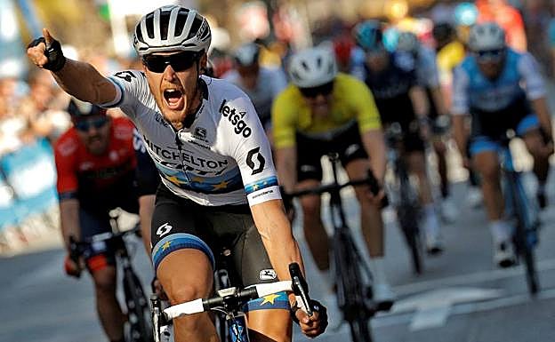 Matteo Trentin celebra su victoria en la segunda etapa de la 70ª edición de La Volta Ciclista a la Comunitat Valenciana. 