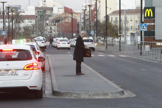 Taxis en las inmediaciones de la estación Joaquín Sorolla. 