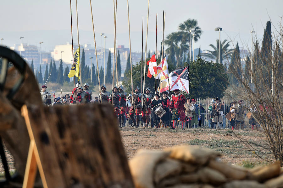 La localidad de la comarca de Camp de Turia celebra un fin de semana de puertas abiertas en el castillo. Más de 130 actores, cañones y caballerías reviven la batalla de Pavía, un acontecimiento que llevó hasta el municipio al rey Francisco I de Francia. 