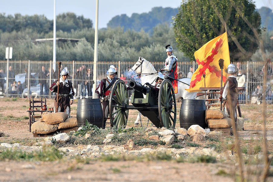 La localidad de la comarca de Camp de Turia celebra un fin de semana de puertas abiertas en el castillo. Más de 130 actores, cañones y caballerías reviven la batalla de Pavía, un acontecimiento que llevó hasta el municipio al rey Francisco I de Francia. 