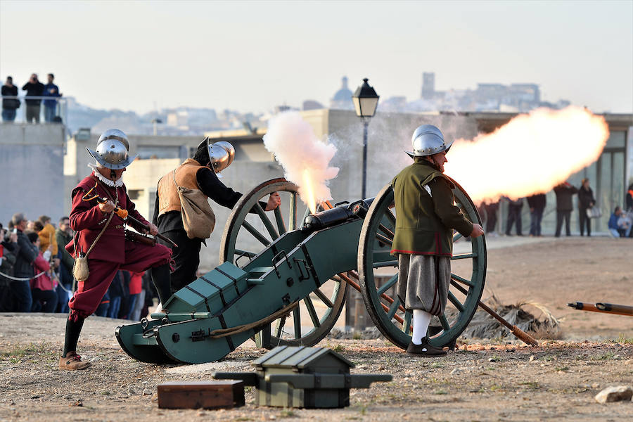 La localidad de la comarca de Camp de Turia celebra un fin de semana de puertas abiertas en el castillo. Más de 130 actores, cañones y caballerías reviven la batalla de Pavía, un acontecimiento que llevó hasta el municipio al rey Francisco I de Francia. 