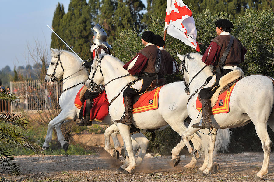 La localidad de la comarca de Camp de Turia celebra un fin de semana de puertas abiertas en el castillo. Más de 130 actores, cañones y caballerías reviven la batalla de Pavía, un acontecimiento que llevó hasta el municipio al rey Francisco I de Francia. 