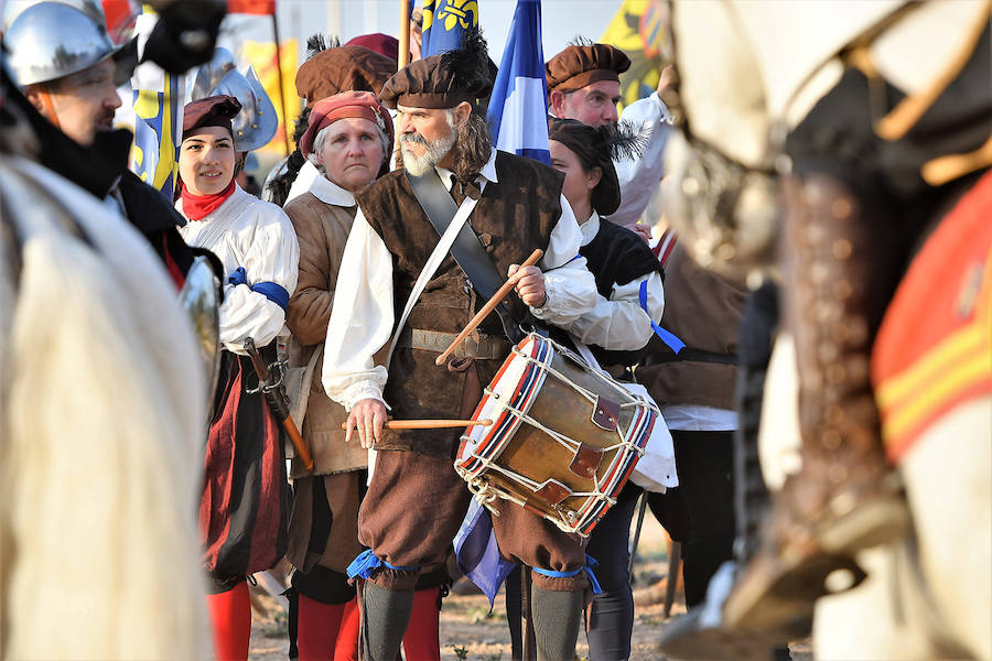 La localidad de la comarca de Camp de Turia celebra un fin de semana de puertas abiertas en el castillo. Más de 130 actores, cañones y caballerías reviven la batalla de Pavía, un acontecimiento que llevó hasta el municipio al rey Francisco I de Francia. 