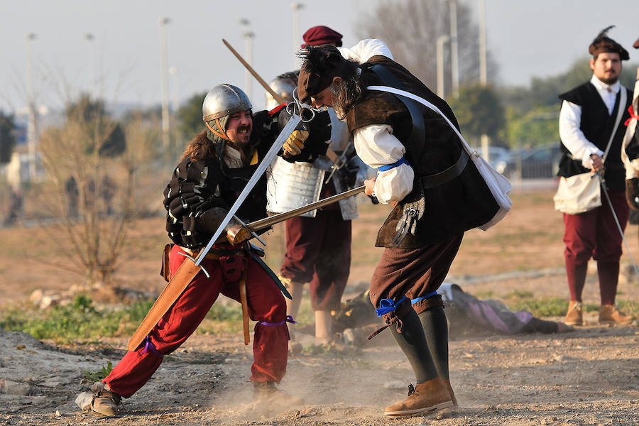 La localidad de la comarca de Camp de Turia celebra un fin de semana de puertas abiertas en el castillo. Más de 130 actores, cañones y caballerías reviven la batalla de Pavía, un acontecimiento que llevó hasta el municipio al rey Francisco I de Francia. 