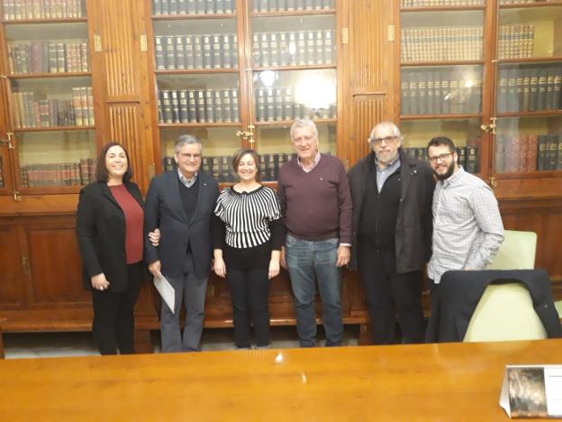 Representantes de Cruz Roja y del Ayuntamiento. 