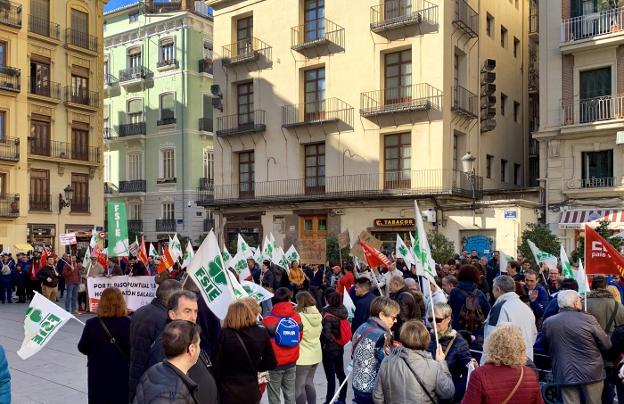 Protesta, ayer, ante la Generalitat. 