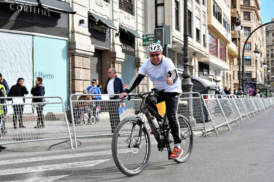 Las bicicletas solidarias recorren el centro de la ciudad de Valencia