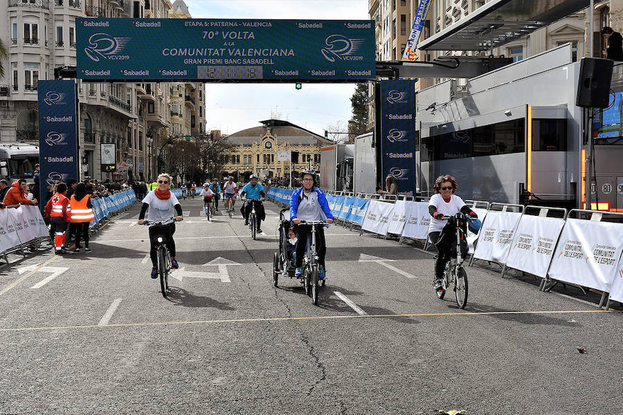 Las bicicletas solidarias recorren el centro de la ciudad de Valencia