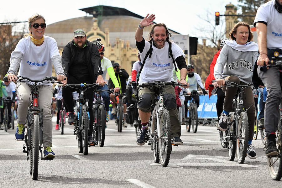 Las bicicletas solidarias recorren el centro de la ciudad de Valencia