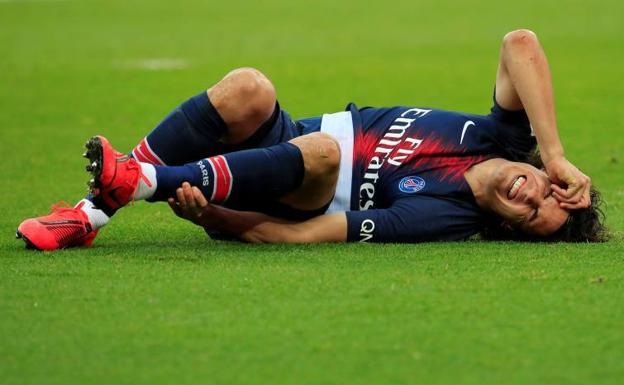 Cavani, dolorido en un encuentro del PSG. 