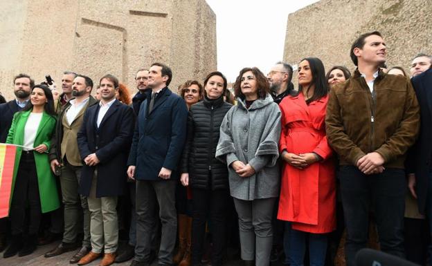 El presidente de VOX, Santiago Abascal (2i), el líder del PP, Pablo Casado (4i), y el líder de Ciudadanos, Albert Rivera (d). 