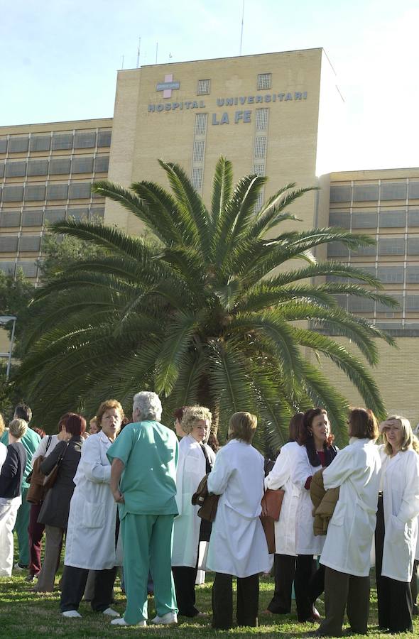 El antiguo edificio de Campanar se reinventa medio siglo después entre obras con el reto de recuperar la asistencia sanitaria para los vecinos. Con el traslado del hospital al Bulevar Sur, el barrio se quedó huérfano de la referencia asistencial en la que se convirtió La Fe; centro sanitario que, al igual que revitalizó la zona gracias a su nacimiento, la llenó de sombras en su despedida.