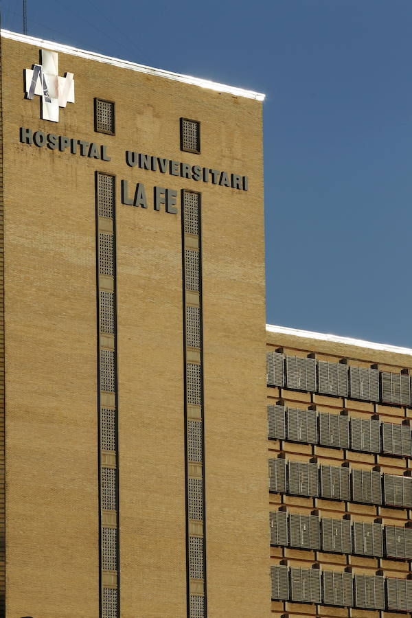 El antiguo edificio de Campanar se reinventa medio siglo después entre obras con el reto de recuperar la asistencia sanitaria para los vecinos. Con el traslado del hospital al Bulevar Sur, el barrio se quedó huérfano de la referencia asistencial en la que se convirtió La Fe; centro sanitario que, al igual que revitalizó la zona gracias a su nacimiento, la llenó de sombras en su despedida.