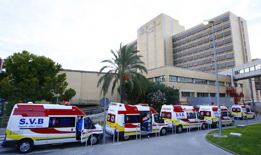 El antiguo edificio de Campanar se reinventa medio siglo después entre obras con el reto de recuperar la asistencia sanitaria para los vecinos. Con el traslado del hospital al Bulevar Sur, el barrio se quedó huérfano de la referencia asistencial en la que se convirtió La Fe; centro sanitario que, al igual que revitalizó la zona gracias a su nacimiento, la llenó de sombras en su despedida.