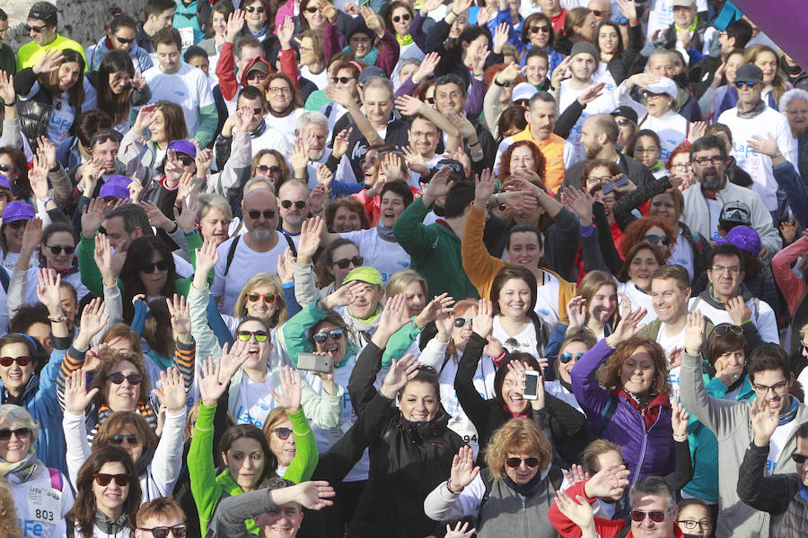 Más de 1.300 personas han participado este domingo en la Marcha a pie por el antiguo cauce del río Turia para celebrar el 50 Aniversario del Hospital Universitari i Politècnic La Fe. La Marcha conmemorativa ha trascurrido entre el paso inferior del Puente 9 de Octubre hasta el paso inferior del Puente de l'Assut d'Or, en la Ciudad de las Artes y las Ciencias y en ella han participado la Directora General de Asistencia Sanitaria de la Conselleria de Sanidad Universal y Salut Pública, Mariam Layunta; la Directora General de Recursos Humanos de la Conselleria, Carmen López; la Directora Territorial de Sanidad, Maite Cardona y la Gerente del Departament de Salut València La Fe, Mònica Almiñana.