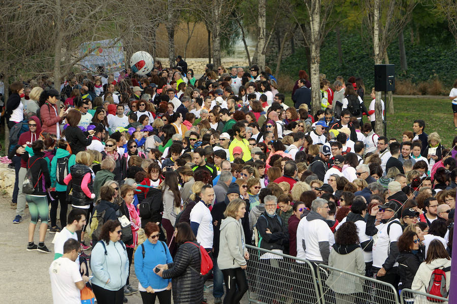 Más de 1.300 personas han participado este domingo en la Marcha a pie por el antiguo cauce del río Turia para celebrar el 50 Aniversario del Hospital Universitari i Politècnic La Fe. La Marcha conmemorativa ha trascurrido entre el paso inferior del Puente 9 de Octubre hasta el paso inferior del Puente de l'Assut d'Or, en la Ciudad de las Artes y las Ciencias y en ella han participado la Directora General de Asistencia Sanitaria de la Conselleria de Sanidad Universal y Salut Pública, Mariam Layunta; la Directora General de Recursos Humanos de la Conselleria, Carmen López; la Directora Territorial de Sanidad, Maite Cardona y la Gerente del Departament de Salut València La Fe, Mònica Almiñana.