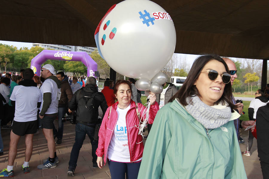 Más de 1.300 personas han participado este domingo en la Marcha a pie por el antiguo cauce del río Turia para celebrar el 50 Aniversario del Hospital Universitari i Politècnic La Fe. La Marcha conmemorativa ha trascurrido entre el paso inferior del Puente 9 de Octubre hasta el paso inferior del Puente de l'Assut d'Or, en la Ciudad de las Artes y las Ciencias y en ella han participado la Directora General de Asistencia Sanitaria de la Conselleria de Sanidad Universal y Salut Pública, Mariam Layunta; la Directora General de Recursos Humanos de la Conselleria, Carmen López; la Directora Territorial de Sanidad, Maite Cardona y la Gerente del Departament de Salut València La Fe, Mònica Almiñana.