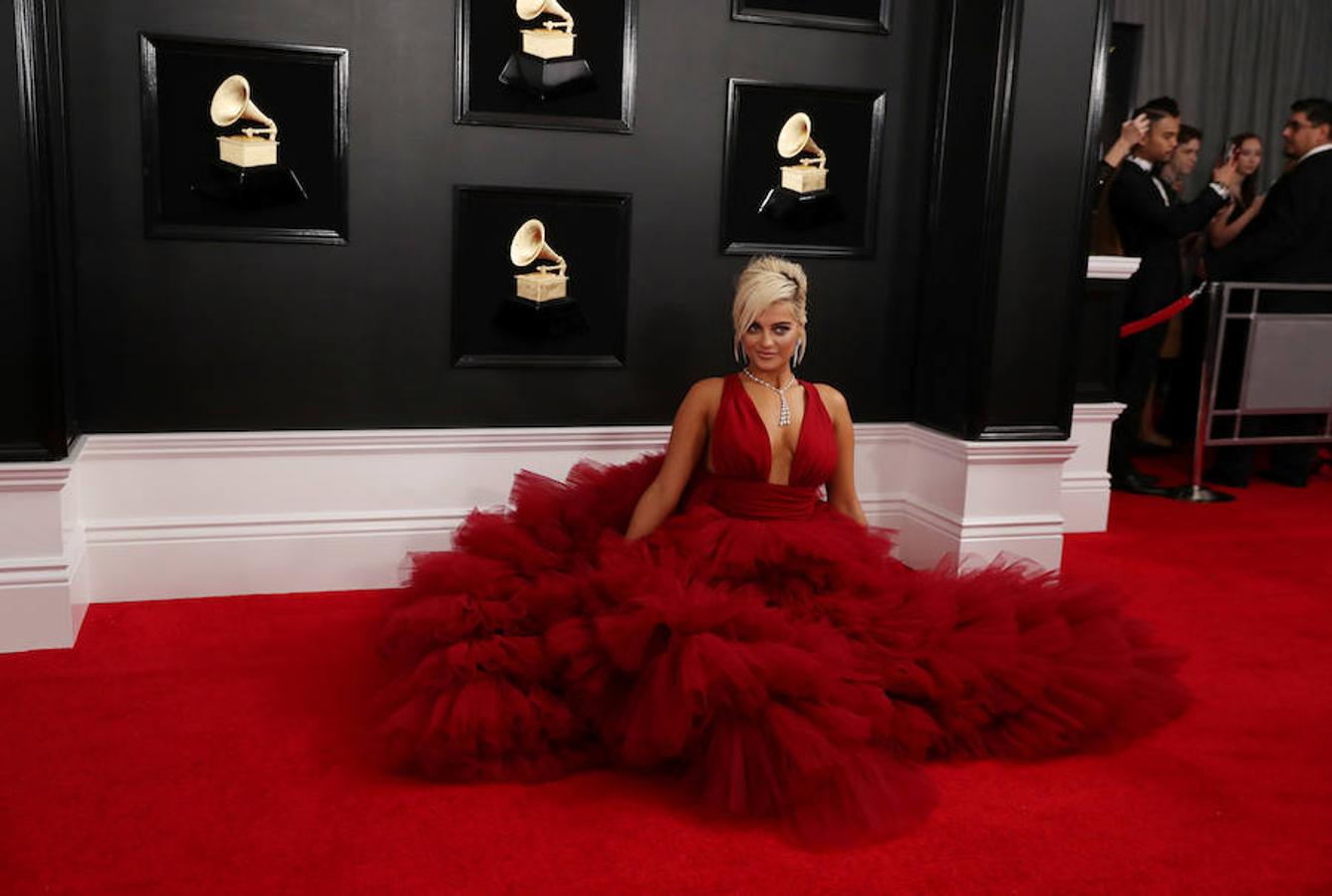 Potentes voces femeninas se apoderaron del escenario en la entrega de los Grammy de este domingo: Lady Gaga, Dua Lipa, Kacey Musgraves, Brandi Carlile y Cardi B fueron premiadas por su música, de diversos géneros pero con una misión común: labrar el camino para que otras mujeres sigan brillando en la industria. Pero también fue una gala que celebró el rap, un género hasta ahora significativamente marginado. Ariana Grande ganó el primer gramófono de su carrera y no estuvo para recibirlo, tras diferencias con la producción de la ceremonia que la llevaron a decidir no asistir. Y Cardi B se llevó el primer Grammy a una rapera solista. La cantante de country Kacey Musgraves reinó en la 61 edición de los Grammy con cuatro premios, incluido mejor álbum del año («Golden Hour»), en una gala histórica para Childish Gambino, ganador de otros cuatro galardones, y para la latina Cardi B, primera mujer en llevarse el mejor álbum de rap. Gambino, el seudónimo por el que se conoce a Donald Glover, fue el otro gran nombre de la jornada con sus victorias en las categorías de mejor grabación del año, mejor canción del año, mejor actuación de rap y mejor vídeo, todas ellas por el imponente e implacable «This is America». El músico hizo historia al conseguir que, por primera vez, un tema rap se alzase con la victoria en el campo de mejor canción del año.