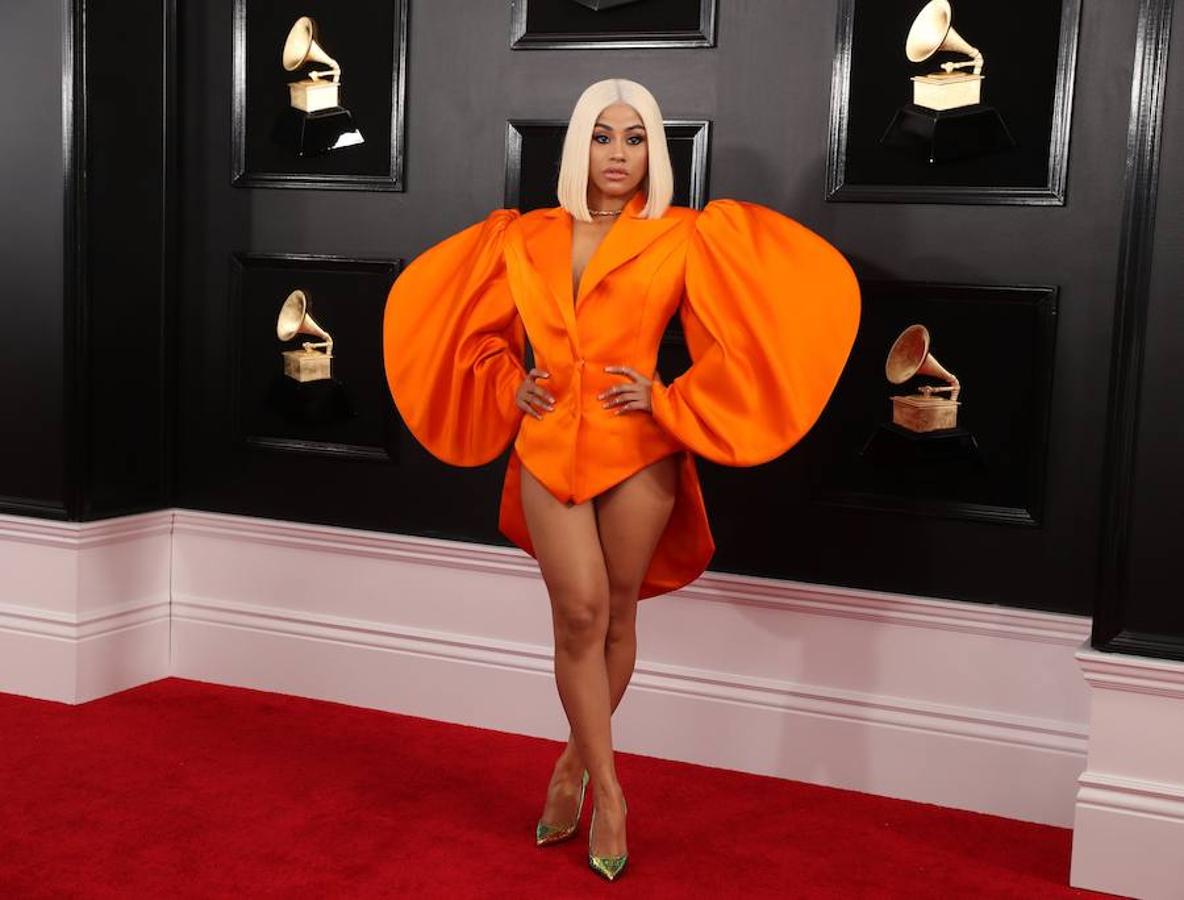 Potentes voces femeninas se apoderaron del escenario en la entrega de los Grammy de este domingo: Lady Gaga, Dua Lipa, Kacey Musgraves, Brandi Carlile y Cardi B fueron premiadas por su música, de diversos géneros pero con una misión común: labrar el camino para que otras mujeres sigan brillando en la industria. Pero también fue una gala que celebró el rap, un género hasta ahora significativamente marginado. Ariana Grande ganó el primer gramófono de su carrera y no estuvo para recibirlo, tras diferencias con la producción de la ceremonia que la llevaron a decidir no asistir. Y Cardi B se llevó el primer Grammy a una rapera solista. La cantante de country Kacey Musgraves reinó en la 61 edición de los Grammy con cuatro premios, incluido mejor álbum del año («Golden Hour»), en una gala histórica para Childish Gambino, ganador de otros cuatro galardones, y para la latina Cardi B, primera mujer en llevarse el mejor álbum de rap. Gambino, el seudónimo por el que se conoce a Donald Glover, fue el otro gran nombre de la jornada con sus victorias en las categorías de mejor grabación del año, mejor canción del año, mejor actuación de rap y mejor vídeo, todas ellas por el imponente e implacable «This is America». El músico hizo historia al conseguir que, por primera vez, un tema rap se alzase con la victoria en el campo de mejor canción del año.
