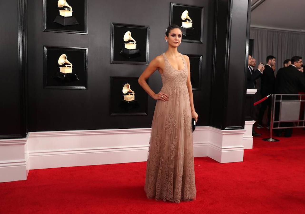 Potentes voces femeninas se apoderaron del escenario en la entrega de los Grammy de este domingo: Lady Gaga, Dua Lipa, Kacey Musgraves, Brandi Carlile y Cardi B fueron premiadas por su música, de diversos géneros pero con una misión común: labrar el camino para que otras mujeres sigan brillando en la industria. Pero también fue una gala que celebró el rap, un género hasta ahora significativamente marginado. Ariana Grande ganó el primer gramófono de su carrera y no estuvo para recibirlo, tras diferencias con la producción de la ceremonia que la llevaron a decidir no asistir. Y Cardi B se llevó el primer Grammy a una rapera solista. La cantante de country Kacey Musgraves reinó en la 61 edición de los Grammy con cuatro premios, incluido mejor álbum del año («Golden Hour»), en una gala histórica para Childish Gambino, ganador de otros cuatro galardones, y para la latina Cardi B, primera mujer en llevarse el mejor álbum de rap. Gambino, el seudónimo por el que se conoce a Donald Glover, fue el otro gran nombre de la jornada con sus victorias en las categorías de mejor grabación del año, mejor canción del año, mejor actuación de rap y mejor vídeo, todas ellas por el imponente e implacable «This is America». El músico hizo historia al conseguir que, por primera vez, un tema rap se alzase con la victoria en el campo de mejor canción del año.