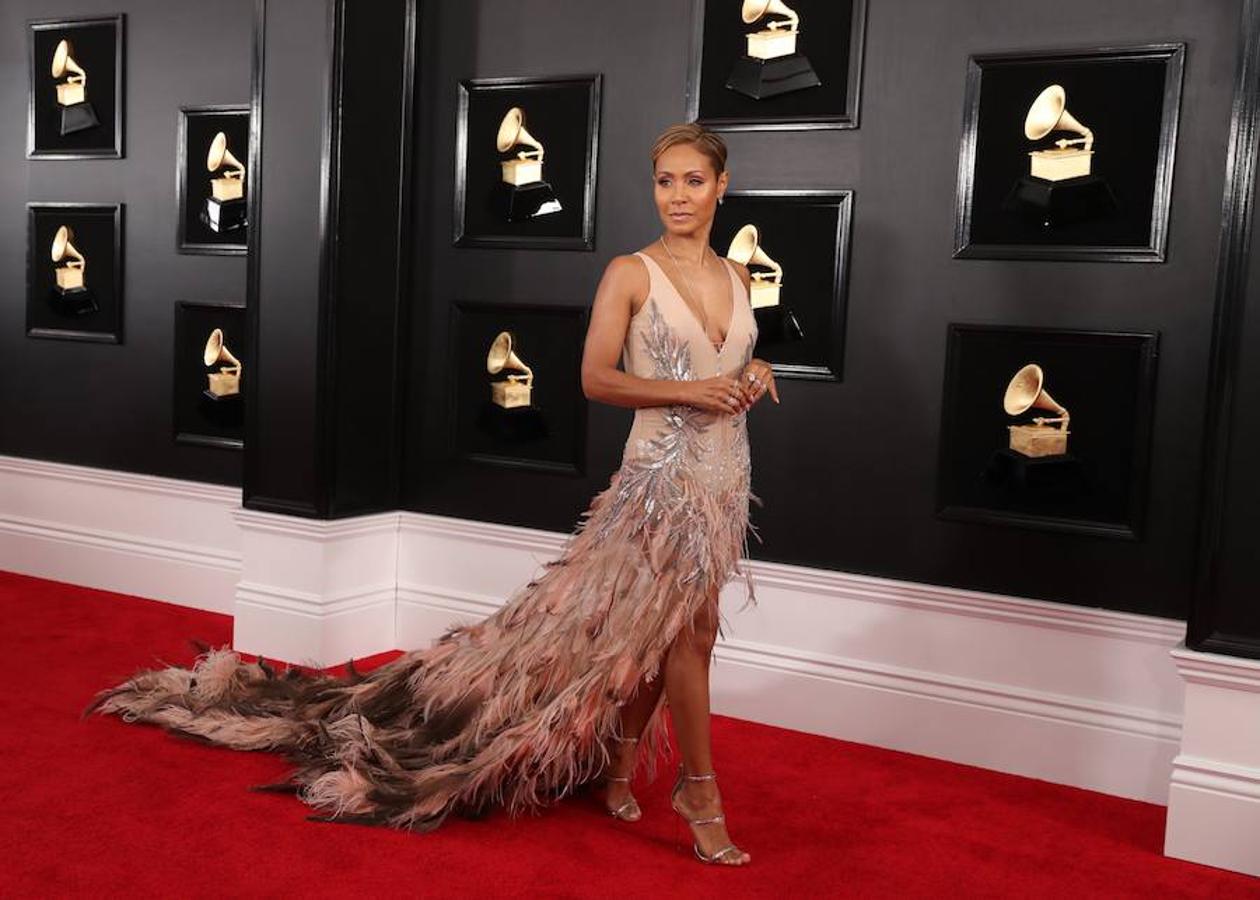 Potentes voces femeninas se apoderaron del escenario en la entrega de los Grammy de este domingo: Lady Gaga, Dua Lipa, Kacey Musgraves, Brandi Carlile y Cardi B fueron premiadas por su música, de diversos géneros pero con una misión común: labrar el camino para que otras mujeres sigan brillando en la industria. Pero también fue una gala que celebró el rap, un género hasta ahora significativamente marginado. Ariana Grande ganó el primer gramófono de su carrera y no estuvo para recibirlo, tras diferencias con la producción de la ceremonia que la llevaron a decidir no asistir. Y Cardi B se llevó el primer Grammy a una rapera solista. La cantante de country Kacey Musgraves reinó en la 61 edición de los Grammy con cuatro premios, incluido mejor álbum del año («Golden Hour»), en una gala histórica para Childish Gambino, ganador de otros cuatro galardones, y para la latina Cardi B, primera mujer en llevarse el mejor álbum de rap. Gambino, el seudónimo por el que se conoce a Donald Glover, fue el otro gran nombre de la jornada con sus victorias en las categorías de mejor grabación del año, mejor canción del año, mejor actuación de rap y mejor vídeo, todas ellas por el imponente e implacable «This is America». El músico hizo historia al conseguir que, por primera vez, un tema rap se alzase con la victoria en el campo de mejor canción del año.