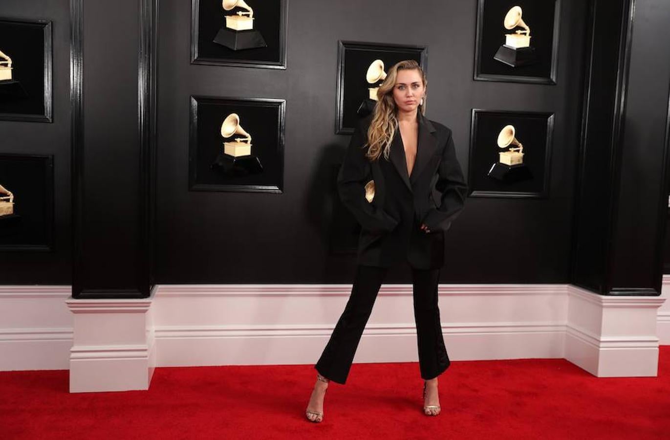 Potentes voces femeninas se apoderaron del escenario en la entrega de los Grammy de este domingo: Lady Gaga, Dua Lipa, Kacey Musgraves, Brandi Carlile y Cardi B fueron premiadas por su música, de diversos géneros pero con una misión común: labrar el camino para que otras mujeres sigan brillando en la industria. Pero también fue una gala que celebró el rap, un género hasta ahora significativamente marginado. Ariana Grande ganó el primer gramófono de su carrera y no estuvo para recibirlo, tras diferencias con la producción de la ceremonia que la llevaron a decidir no asistir. Y Cardi B se llevó el primer Grammy a una rapera solista. La cantante de country Kacey Musgraves reinó en la 61 edición de los Grammy con cuatro premios, incluido mejor álbum del año («Golden Hour»), en una gala histórica para Childish Gambino, ganador de otros cuatro galardones, y para la latina Cardi B, primera mujer en llevarse el mejor álbum de rap. Gambino, el seudónimo por el que se conoce a Donald Glover, fue el otro gran nombre de la jornada con sus victorias en las categorías de mejor grabación del año, mejor canción del año, mejor actuación de rap y mejor vídeo, todas ellas por el imponente e implacable «This is America». El músico hizo historia al conseguir que, por primera vez, un tema rap se alzase con la victoria en el campo de mejor canción del año.