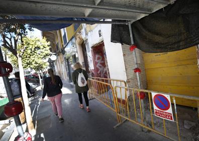 Imagen secundaria 1 - Comercios cerrados o en obras en la Gran Vía Germanías (Arriba), calle Sueca (Izq.) y calle las Barcas.