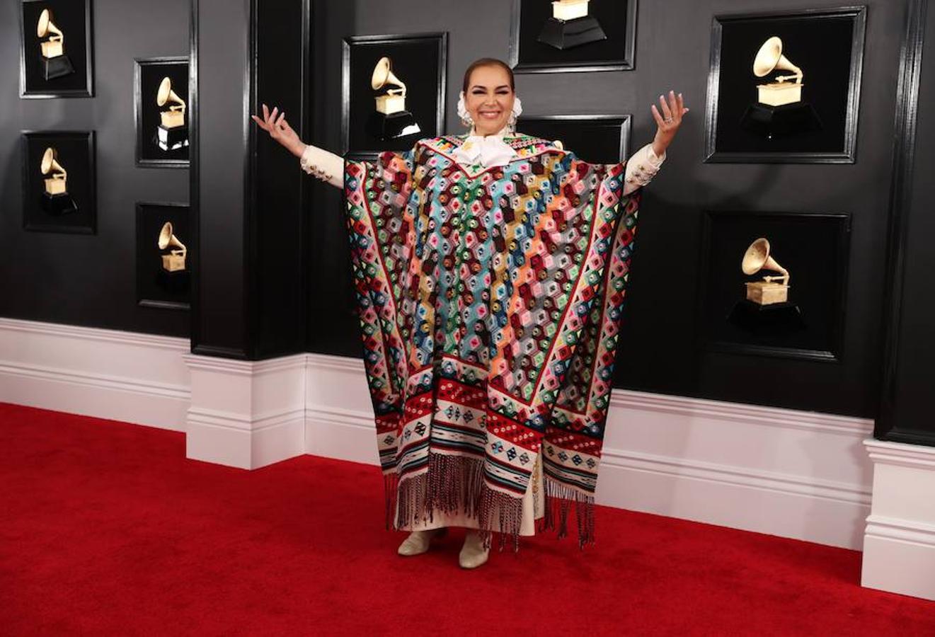 Potentes voces femeninas se apoderaron del escenario en la entrega de los Grammy de este domingo: Lady Gaga, Dua Lipa, Kacey Musgraves, Brandi Carlile y Cardi B fueron premiadas por su música, de diversos géneros pero con una misión común: labrar el camino para que otras mujeres sigan brillando en la industria. Pero también fue una gala que celebró el rap, un género hasta ahora significativamente marginado. Ariana Grande ganó el primer gramófono de su carrera y no estuvo para recibirlo, tras diferencias con la producción de la ceremonia que la llevaron a decidir no asistir. Y Cardi B se llevó el primer Grammy a una rapera solista. La cantante de country Kacey Musgraves reinó en la 61 edición de los Grammy con cuatro premios, incluido mejor álbum del año («Golden Hour»), en una gala histórica para Childish Gambino, ganador de otros cuatro galardones, y para la latina Cardi B, primera mujer en llevarse el mejor álbum de rap. Gambino, el seudónimo por el que se conoce a Donald Glover, fue el otro gran nombre de la jornada con sus victorias en las categorías de mejor grabación del año, mejor canción del año, mejor actuación de rap y mejor vídeo, todas ellas por el imponente e implacable «This is America». El músico hizo historia al conseguir que, por primera vez, un tema rap se alzase con la victoria en el campo de mejor canción del año.