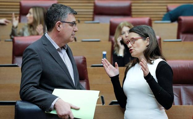 Enric Morera y Mónica Oltra, en el hemiciclo de Les Corts